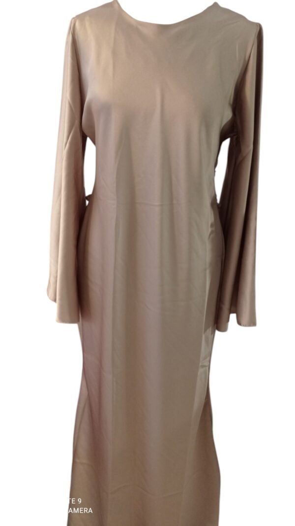 Robe longue satinée taupe, Robe de soirée manches longues évasées – Image 5