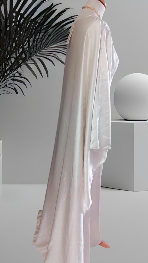 Robe Longue Satinée avec Ceinture à Nouer et Empiècement Cape – Image 3