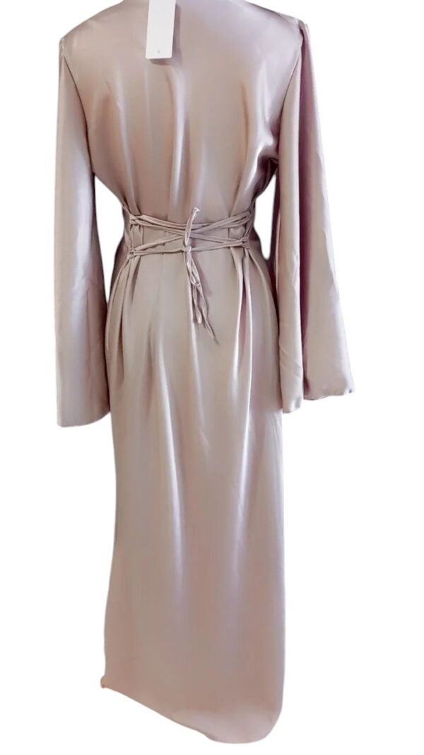 Robe longue satinée taupe, Robe de soirée manches longues évasées – Image 4