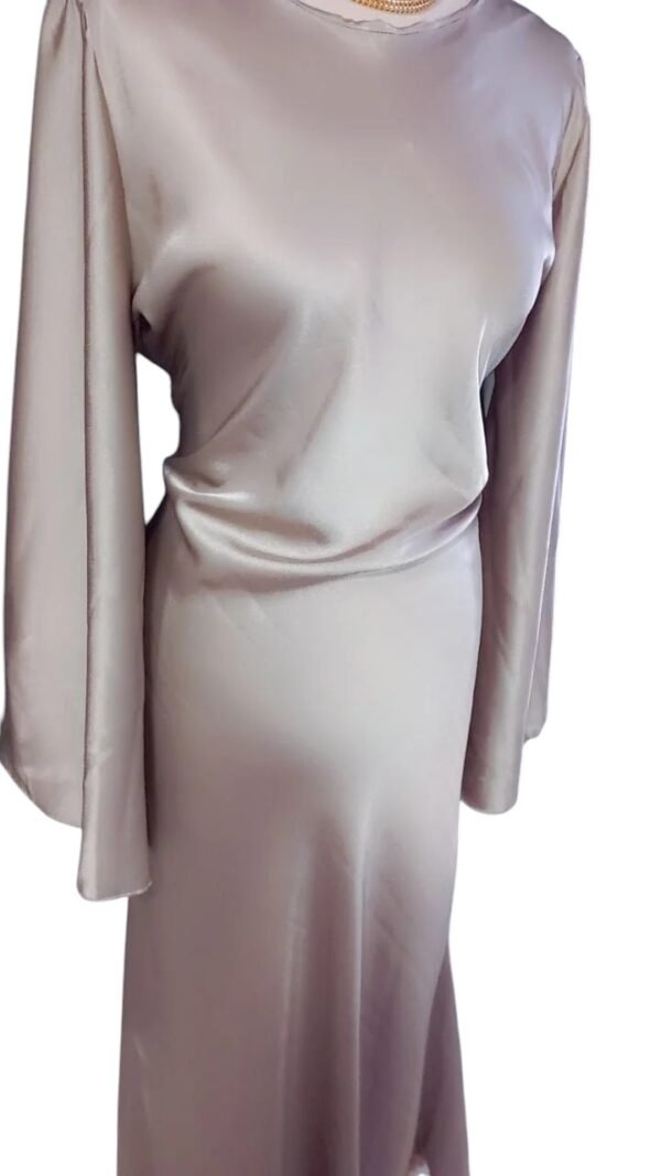 Robe longue satinée taupe, Robe de soirée manches longues évasées – Image 3