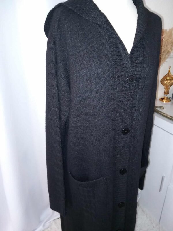 Cardigan Long-Gilet noir en Grosse Maille avec Capuche – Image 4