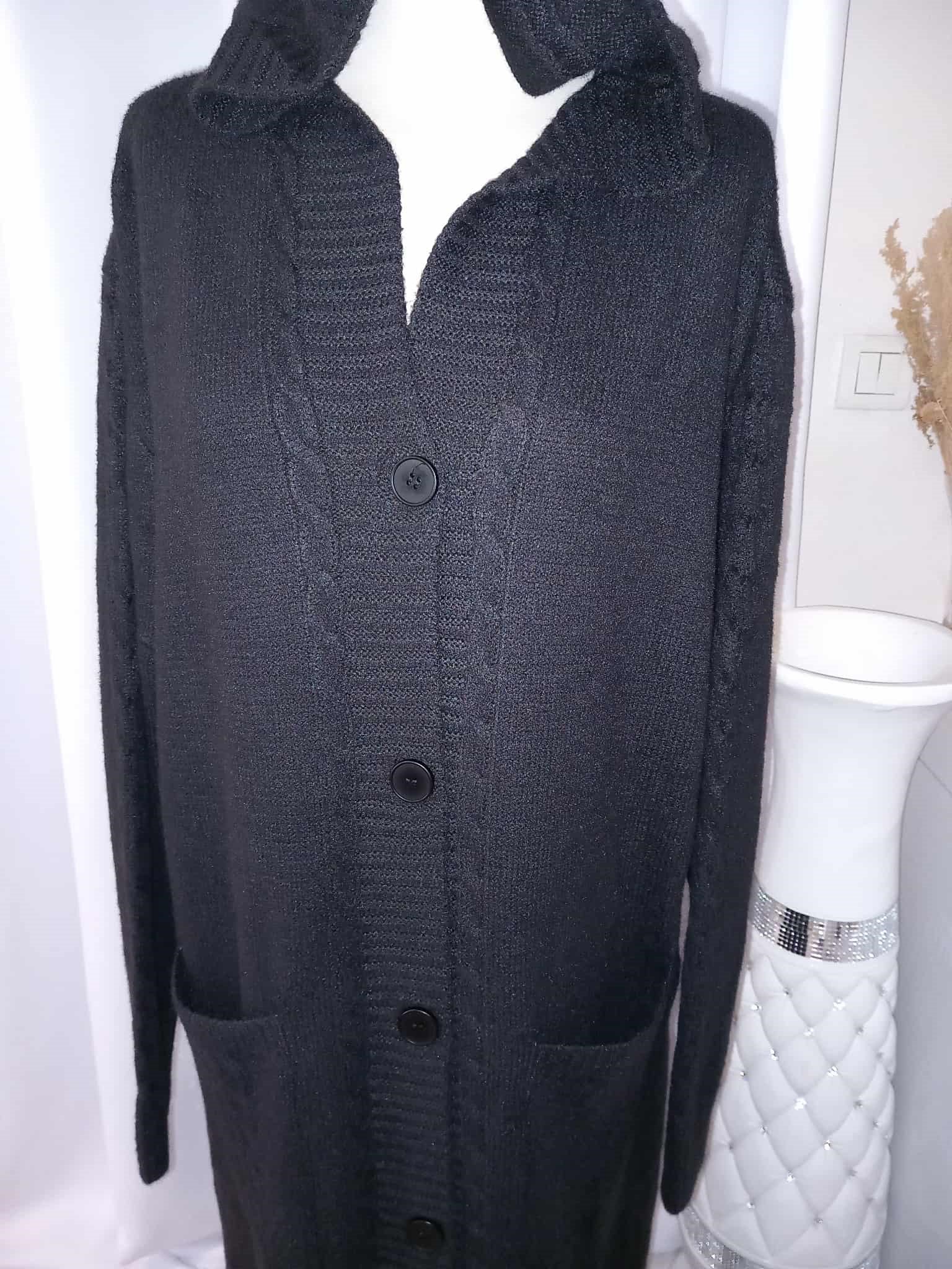 Cardigan Long-Gilet noir en Grosse Maille avec Capuche – Image 4