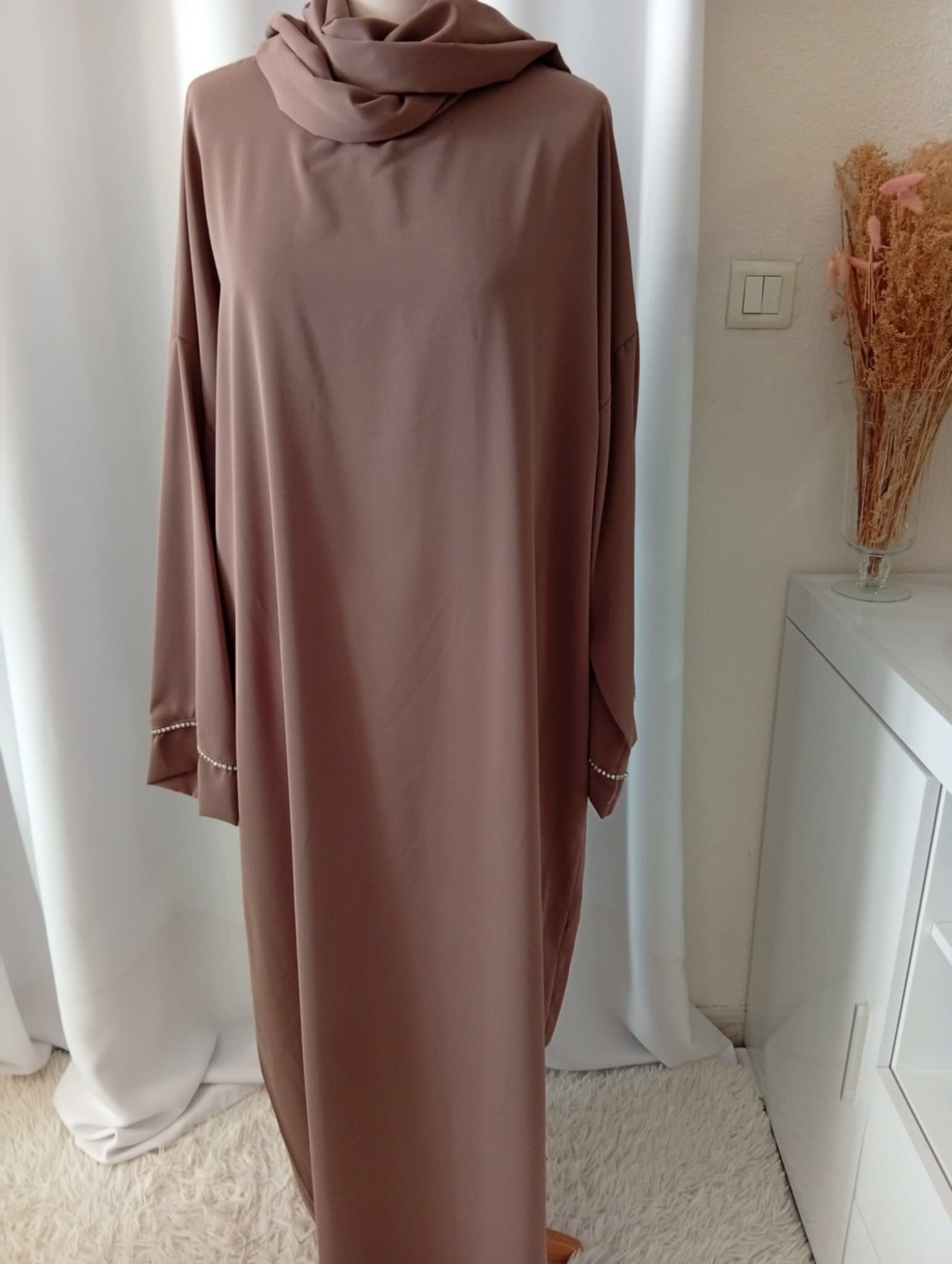 Abaya taupe-Voile intégré Femme – Robe de Prière en Soie de Médine – Image 4