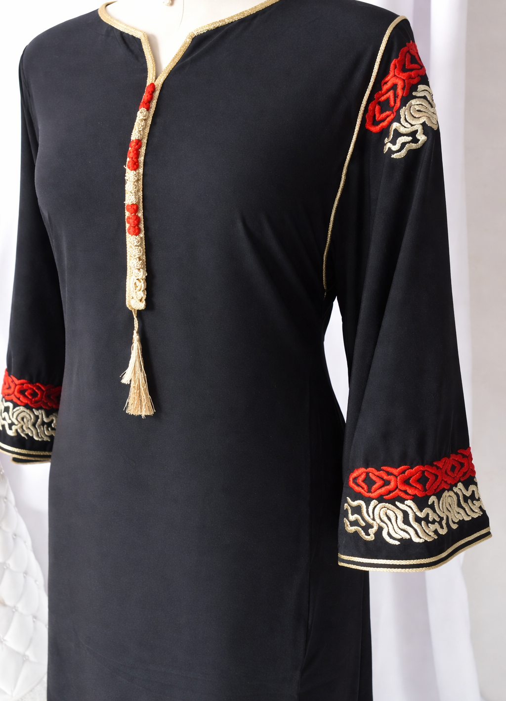 Gandoura marocaine Noire Style Caftan en Crêpe de Soie – Manches Brodées – Image 2