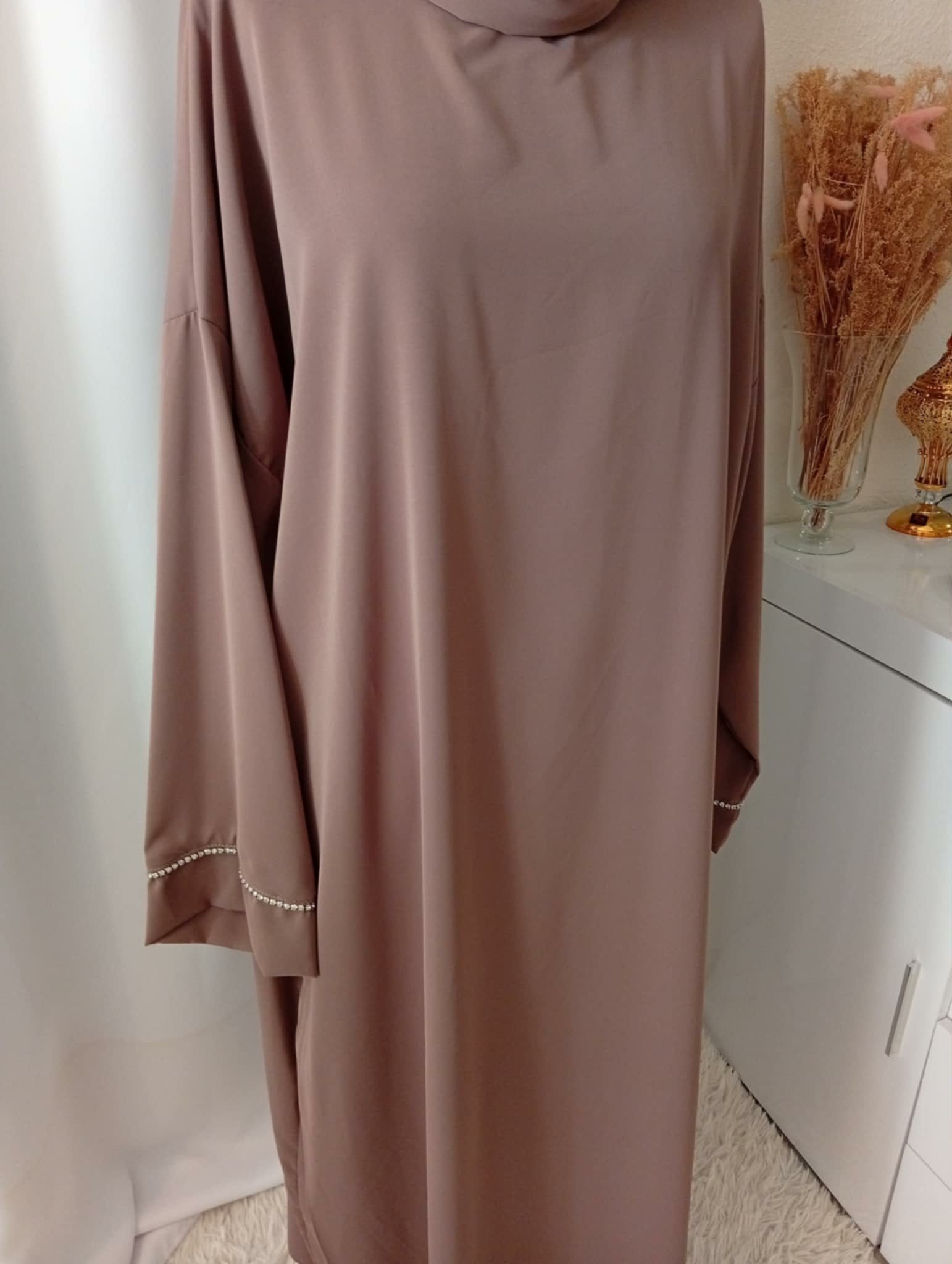 Abaya taupe-Voile intégré Femme – Robe de Prière en Soie de Médine – Image 3