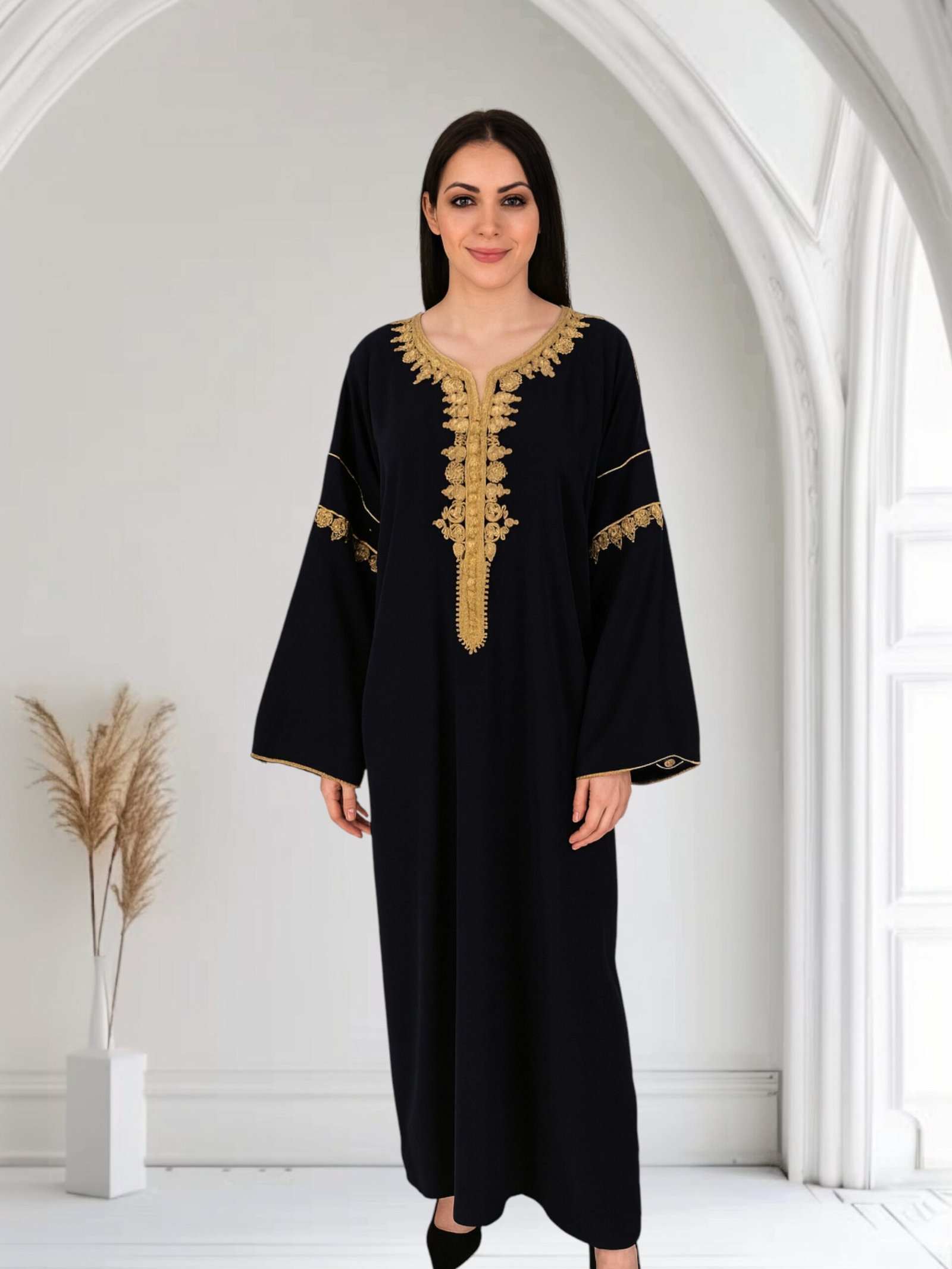 Gandoura marocaine, Caftan noir brodé en crêpe de soie – Image 3
