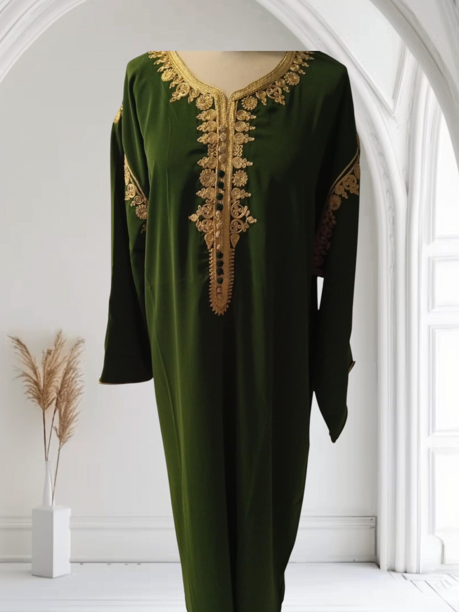 Gandoura marocaine, Caftan brodé en crêpe de soie – Image 4