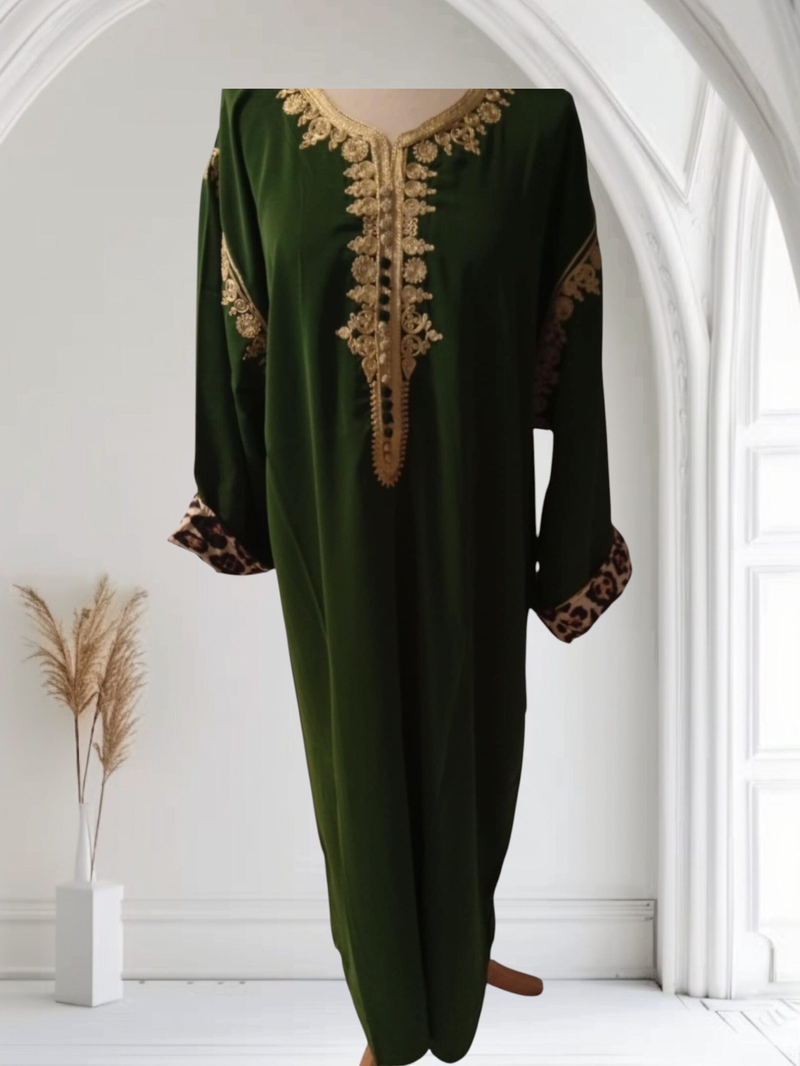 Gandoura marocaine, Caftan brodé en crêpe de soie – Image 3