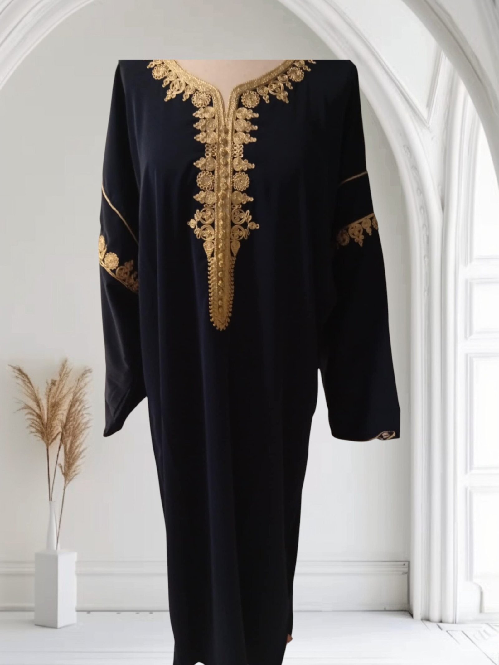 Gandoura marocaine, Caftan noir brodé en crêpe de soie – Image 2
