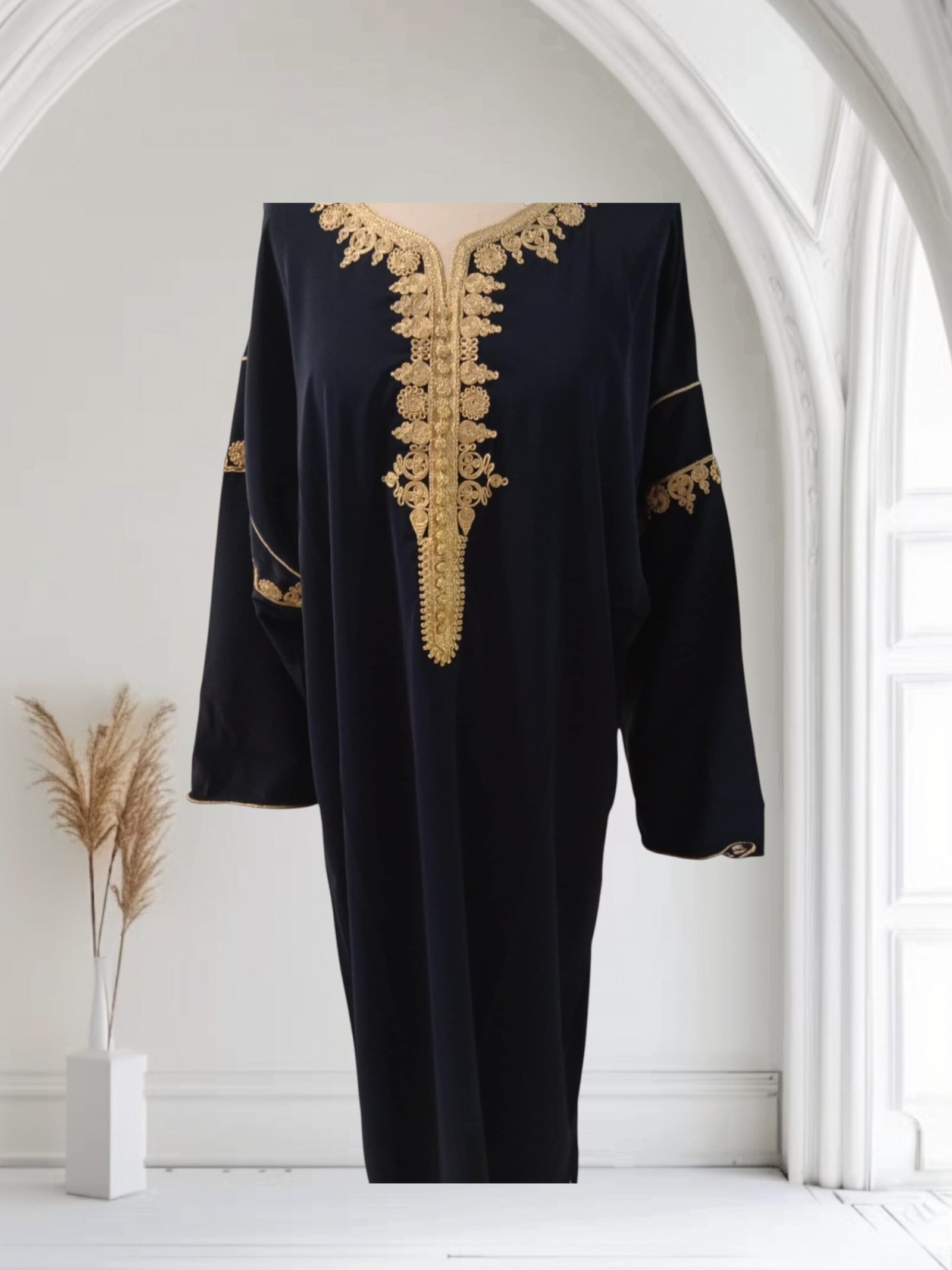 Gandoura marocaine, Caftan noir brodé en crêpe de soie – Image 4