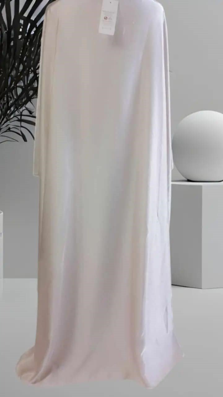 Robe longue satinée avec cape à l’arrière – Beige – Taille unique – Image 3