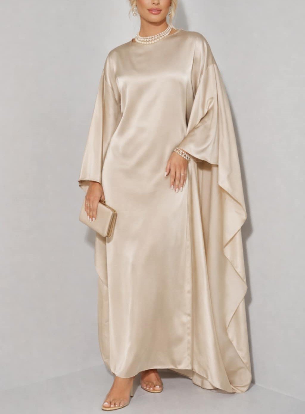 Robe longue satinée avec cape à l’arrière – Beige – Taille unique