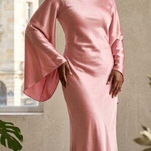 Robe en Satin Longue Rose saumon  — Manches Évasées et Dos à Nouer